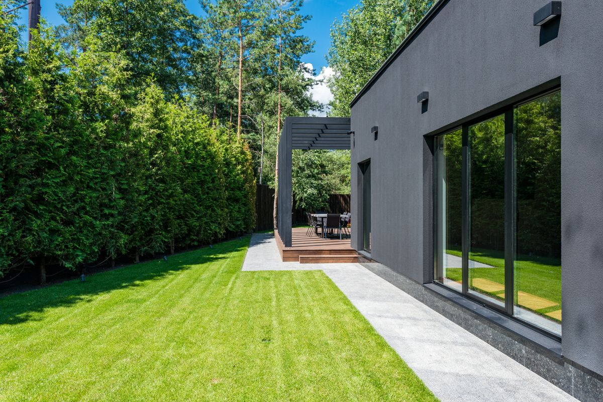 Casa moderna com fachada pintada e jardim